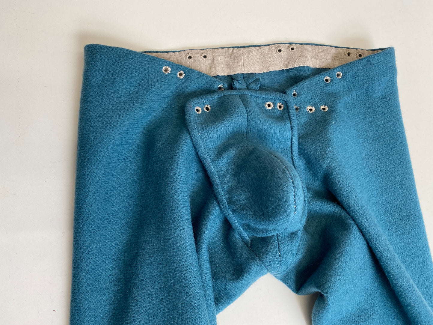 Pattern for Tudor man's plain bias-cut footed hose