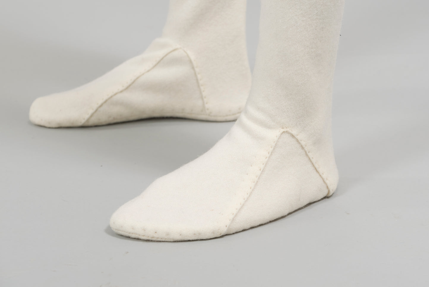 Pattern for Tudor man's plain bias-cut footed hose