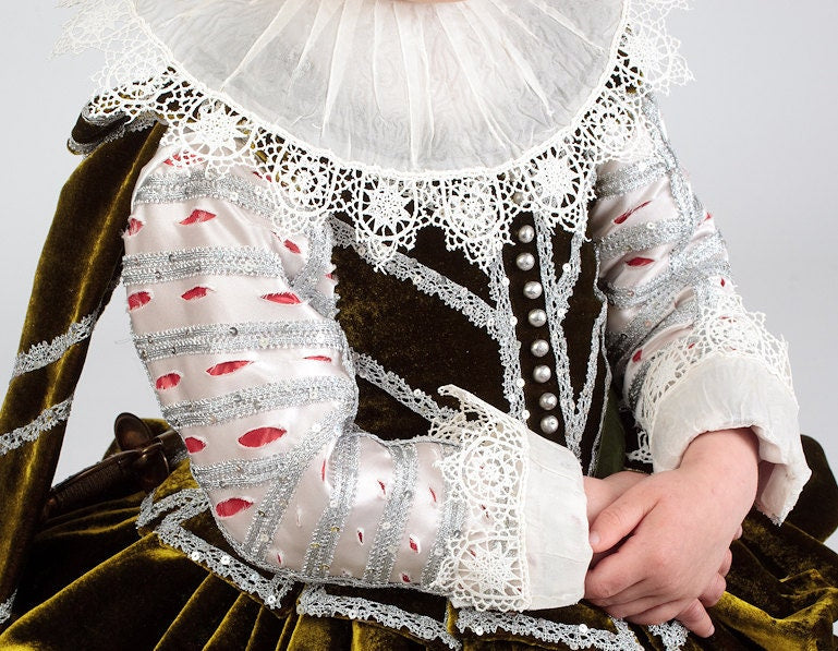 Tudor style Schole-House lace for Renaissance or Elizabethan reenactment, 1 3/4" (45mm) - sold by the half yard