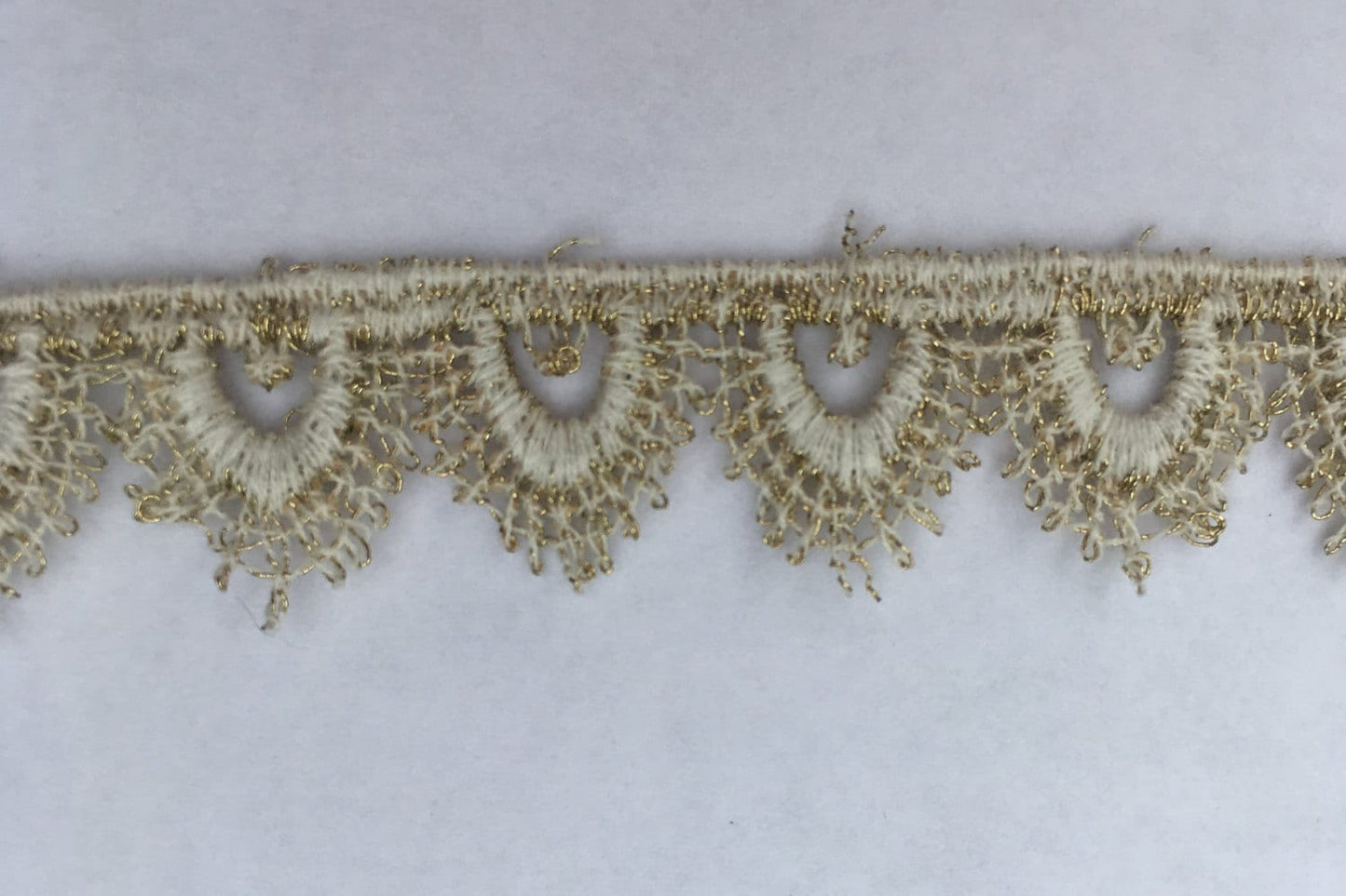 Tudor style antique gold small pointed scallop lace for Renaissance or Elizabethan reenactment, 5/8" (15mm) - sold by the half yard