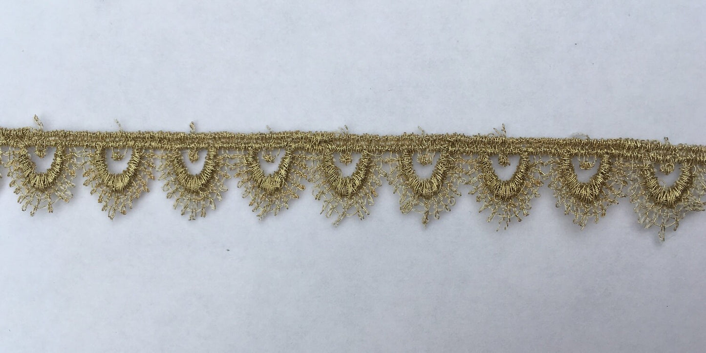Tudor style antique gold small pointed scallop lace for Renaissance or Elizabethan reenactment, 5/8" (15mm) - sold by the half yard