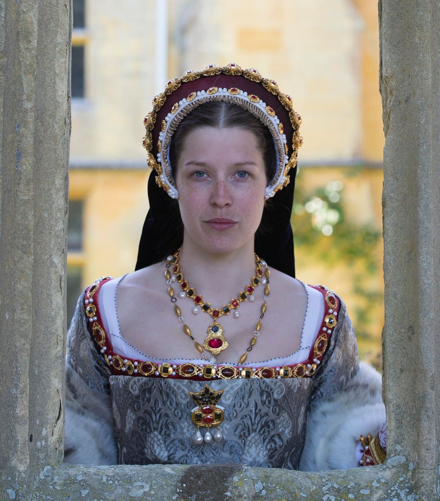 Pattern for Tudor woman's French hood with variations