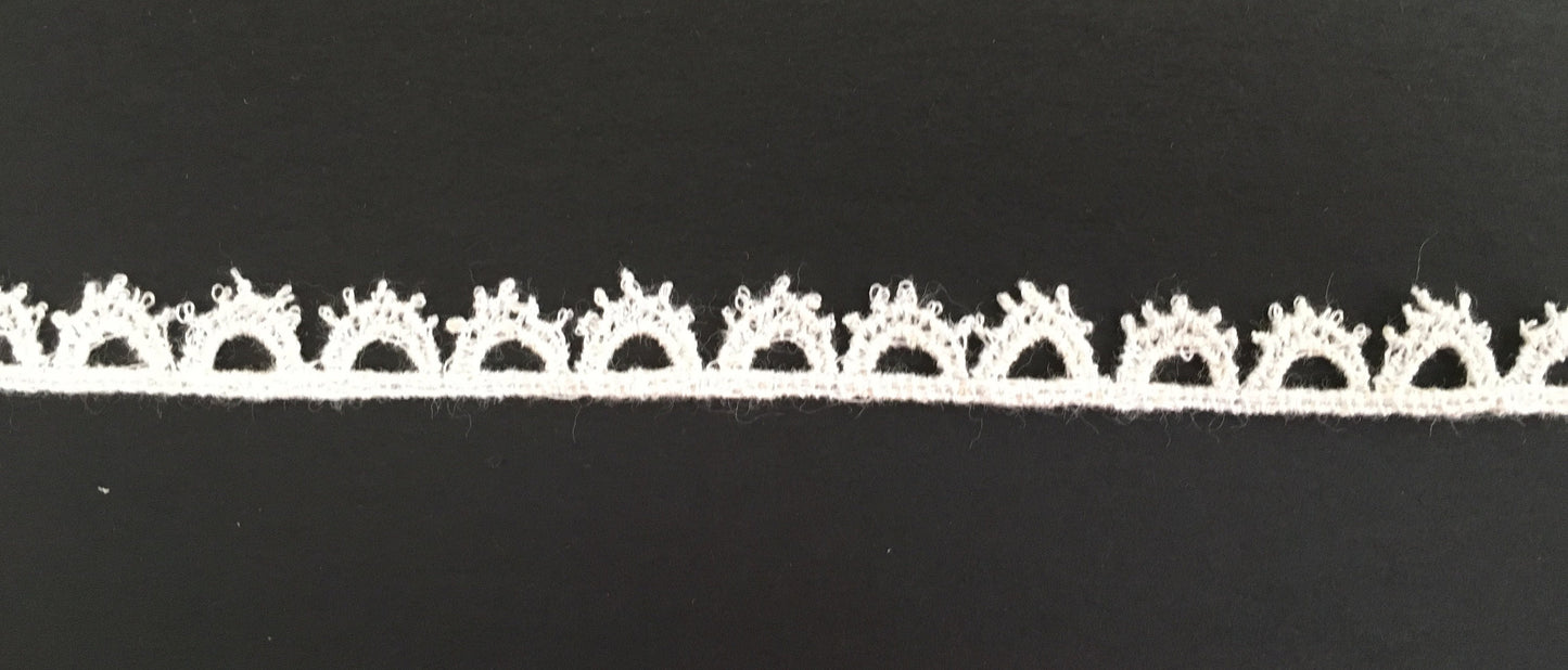 Tudor style edging scallop lace for Renaissance or Elizabethan reenactment, 3/8" (10mm) - sold by the half yard