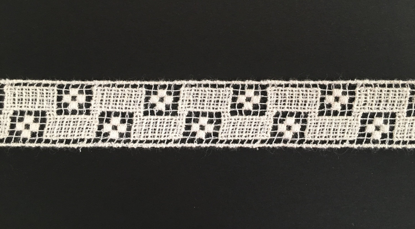 Tudor style insertion lace for Renaissance or Elizabethan reenactment, 7/8" (25mm) - sold by the half yard