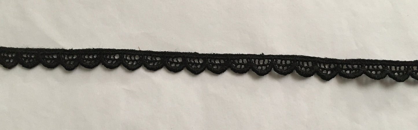 Tudor style black edging scallop lace for Renaissance or Elizabethan reenactment, 3/8" (10mm) - sold by the half yard