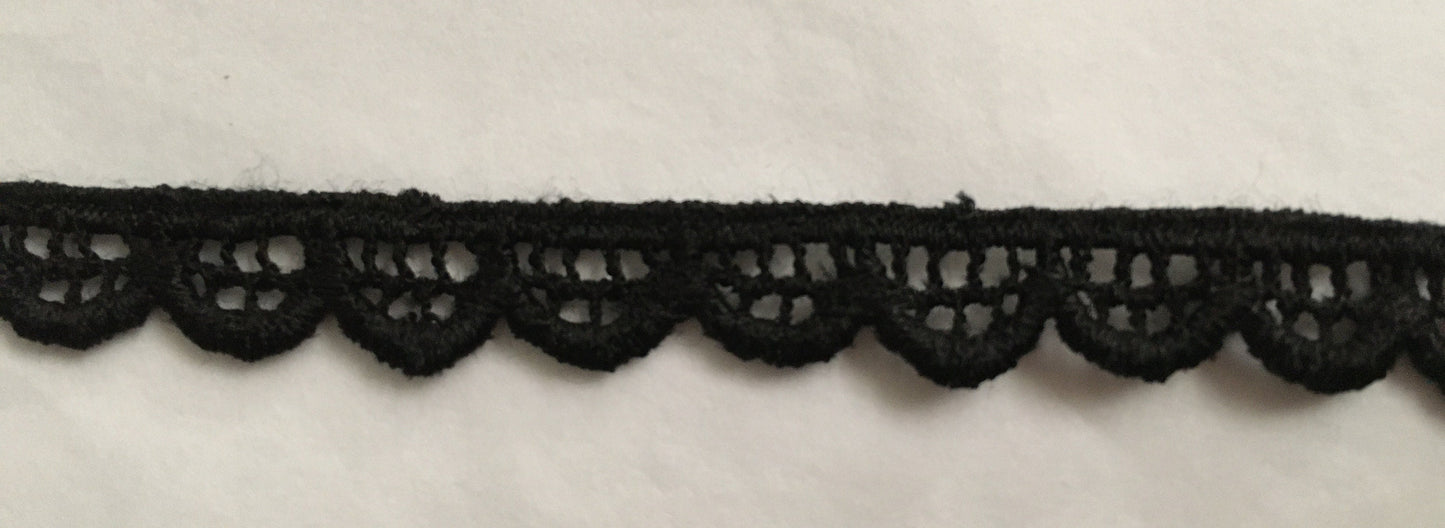 Tudor style black edging scallop lace for Renaissance or Elizabethan reenactment, 3/8" (10mm) - sold by the half yard