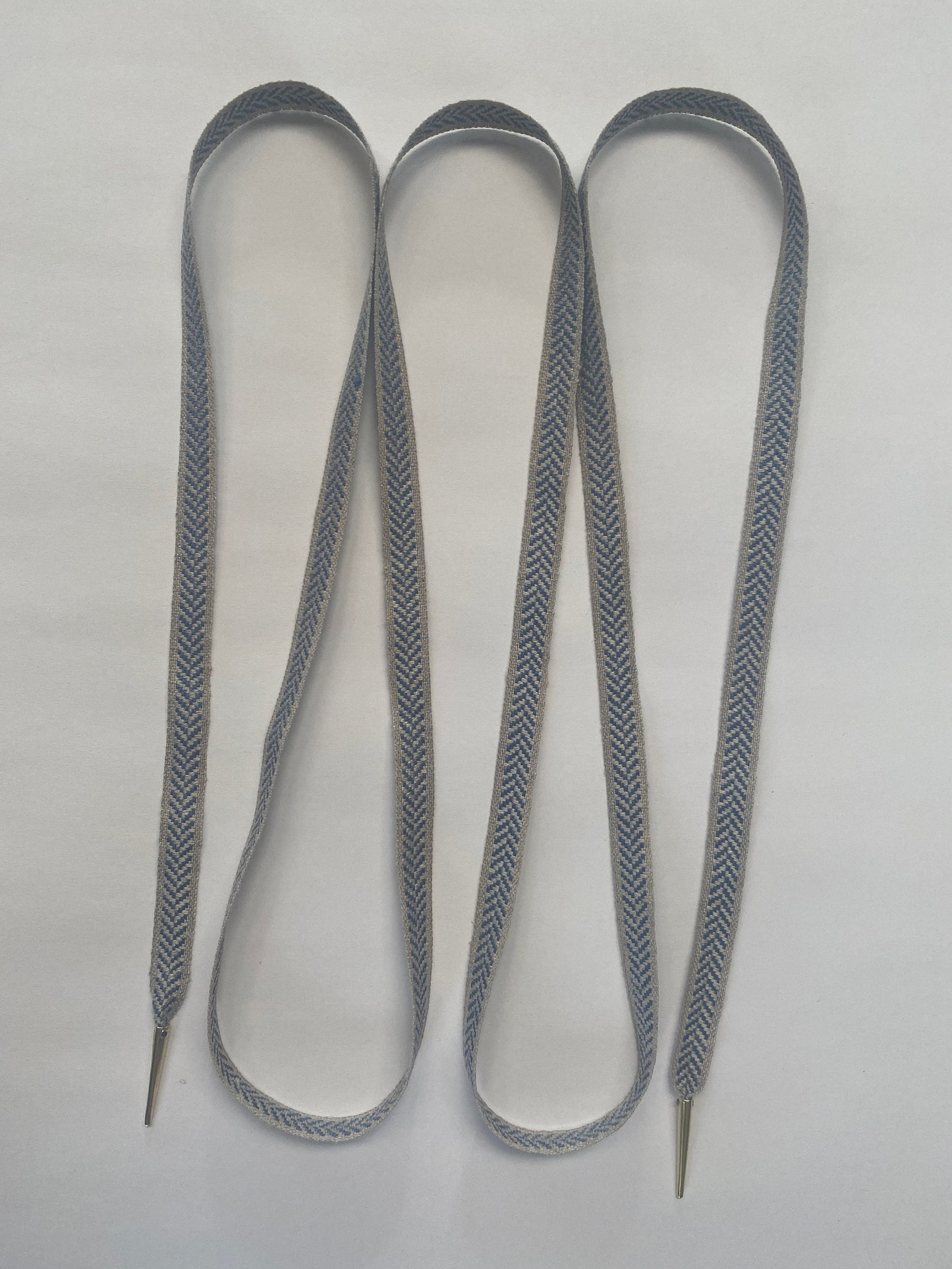 100% linen ribbon lace with aiglets for bodices and corsets for reenactment or fancy dress - available in various colours