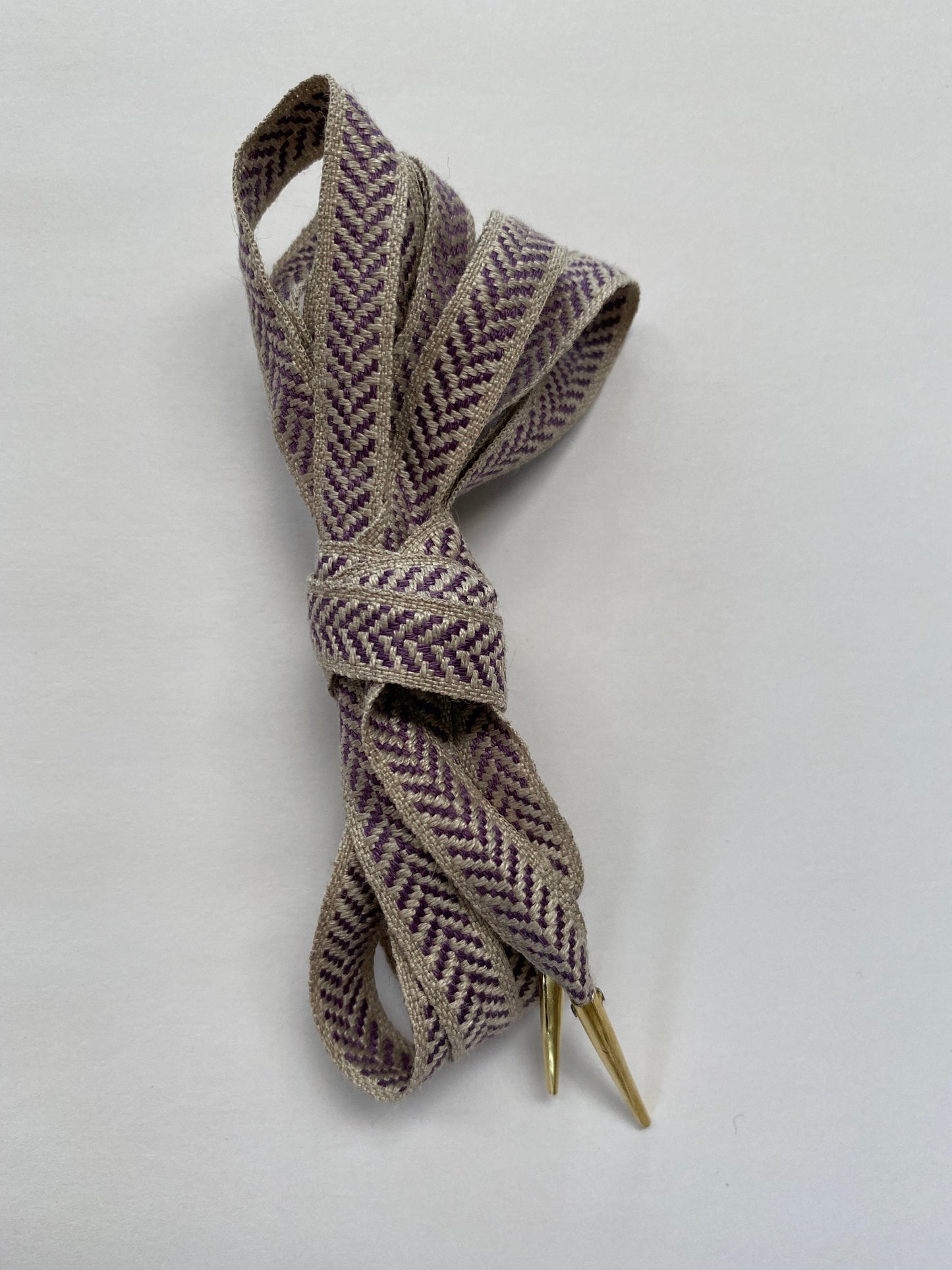100% linen ribbon lace with aiglets for bodices and corsets for reenactment or fancy dress - available in various colours