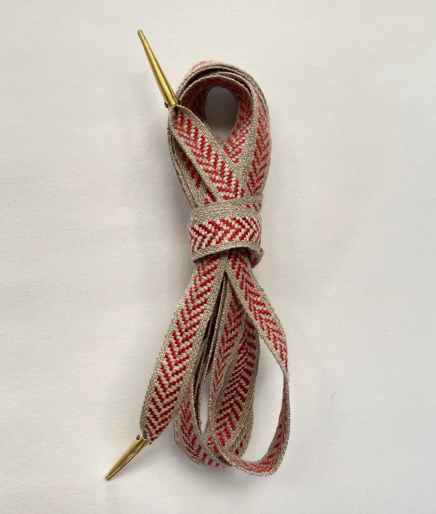 100% linen ribbon lace with aiglets for bodices and corsets for reenactment or fancy dress - available in various colours