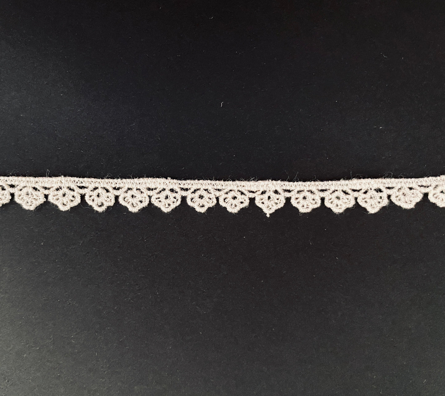 Tudor style floral edging lace for Renaissance or Elizabethan reenactment, 3/8" (9mm) - sold by the half yard