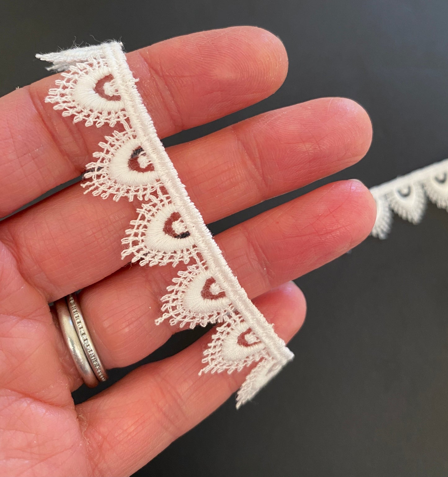 Tudor style small pointed scallop lace for Renaissance or Elizabethan reenactment, 5/8" (15mm) - sold by the half yard
