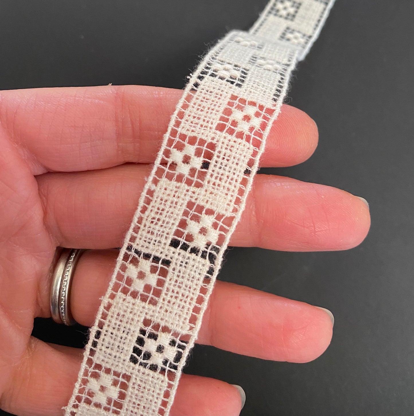 Tudor style insertion lace for Renaissance or Elizabethan reenactment, 7/8" (25mm) - sold by the half yard