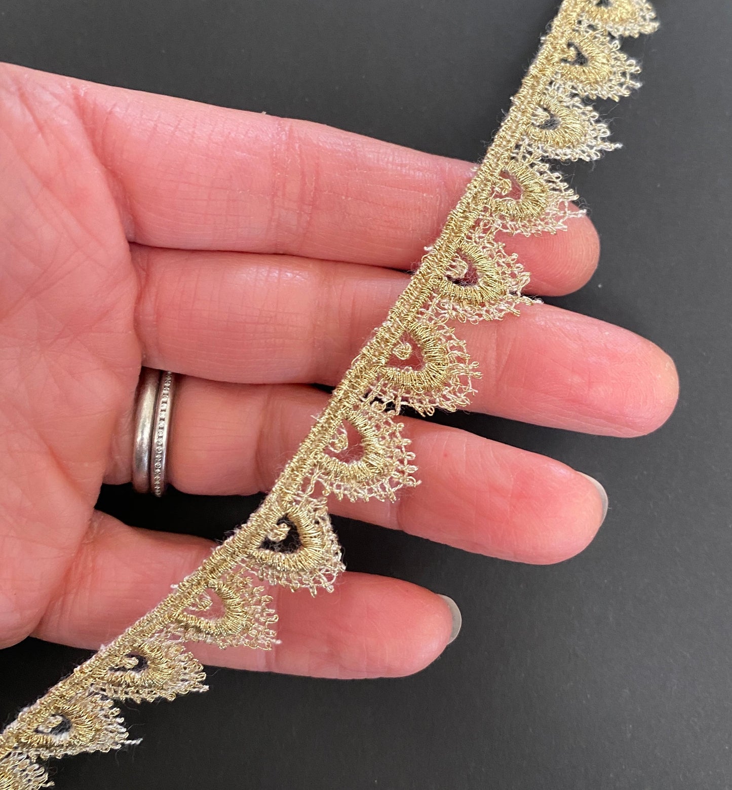Tudor style antique gold small pointed scallop lace for Renaissance or Elizabethan reenactment, 5/8" (15mm) - sold by the half yard