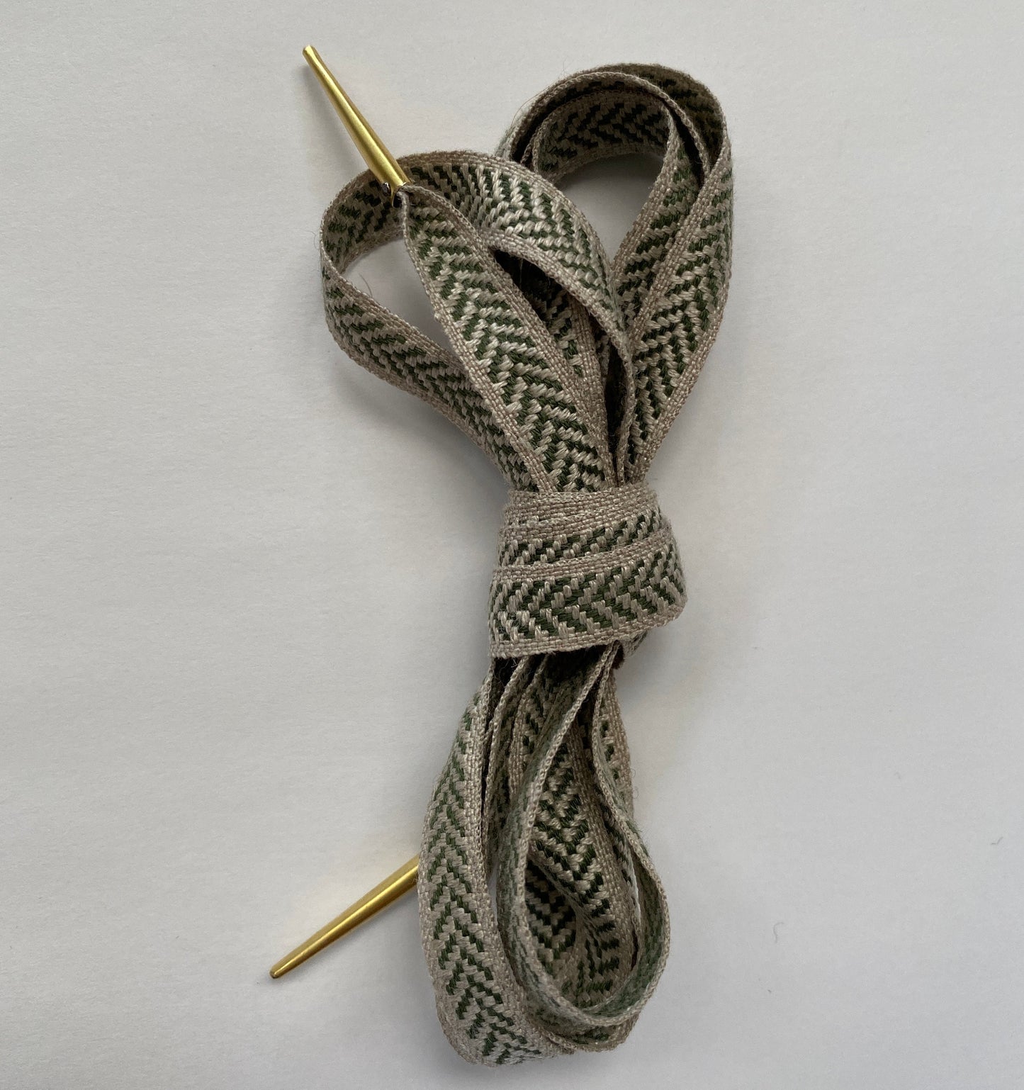 100% linen ribbon lace with aiglets for bodices and corsets for reenactment or fancy dress - available in various colours