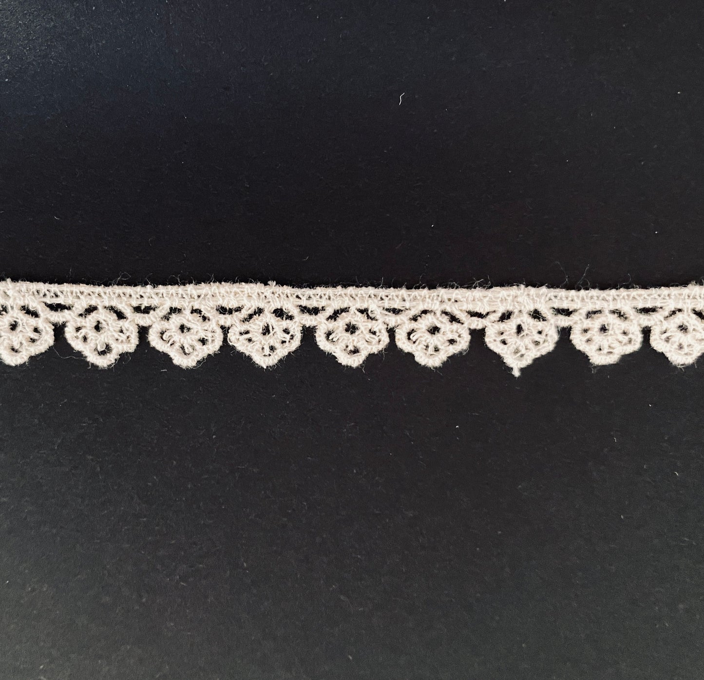 Tudor style floral edging lace for Renaissance or Elizabethan reenactment, 3/8" (9mm) - sold by the half yard