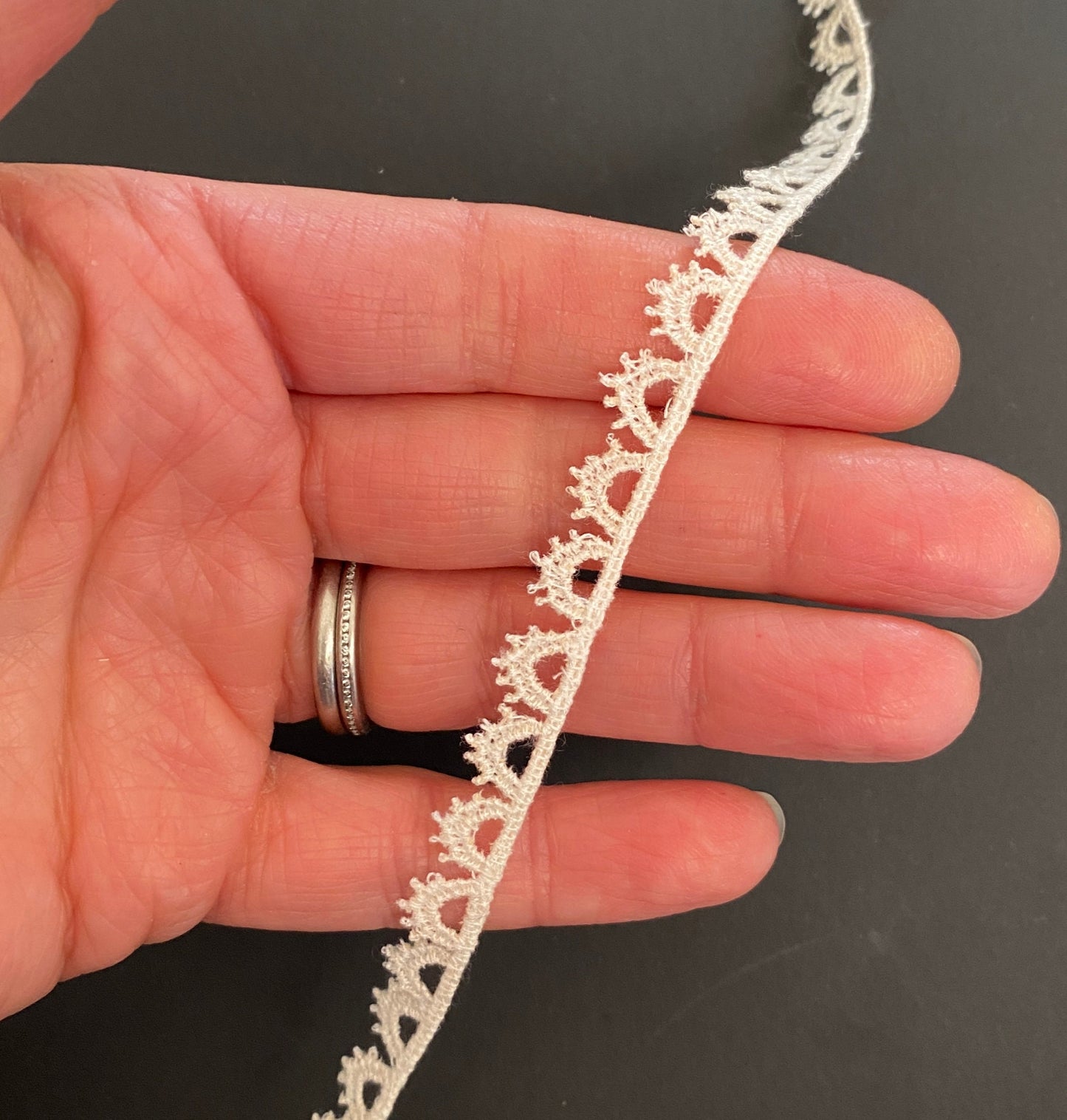 Tudor style edging scallop lace for Renaissance or Elizabethan reenactment, 3/8" (10mm) - sold by the half yard