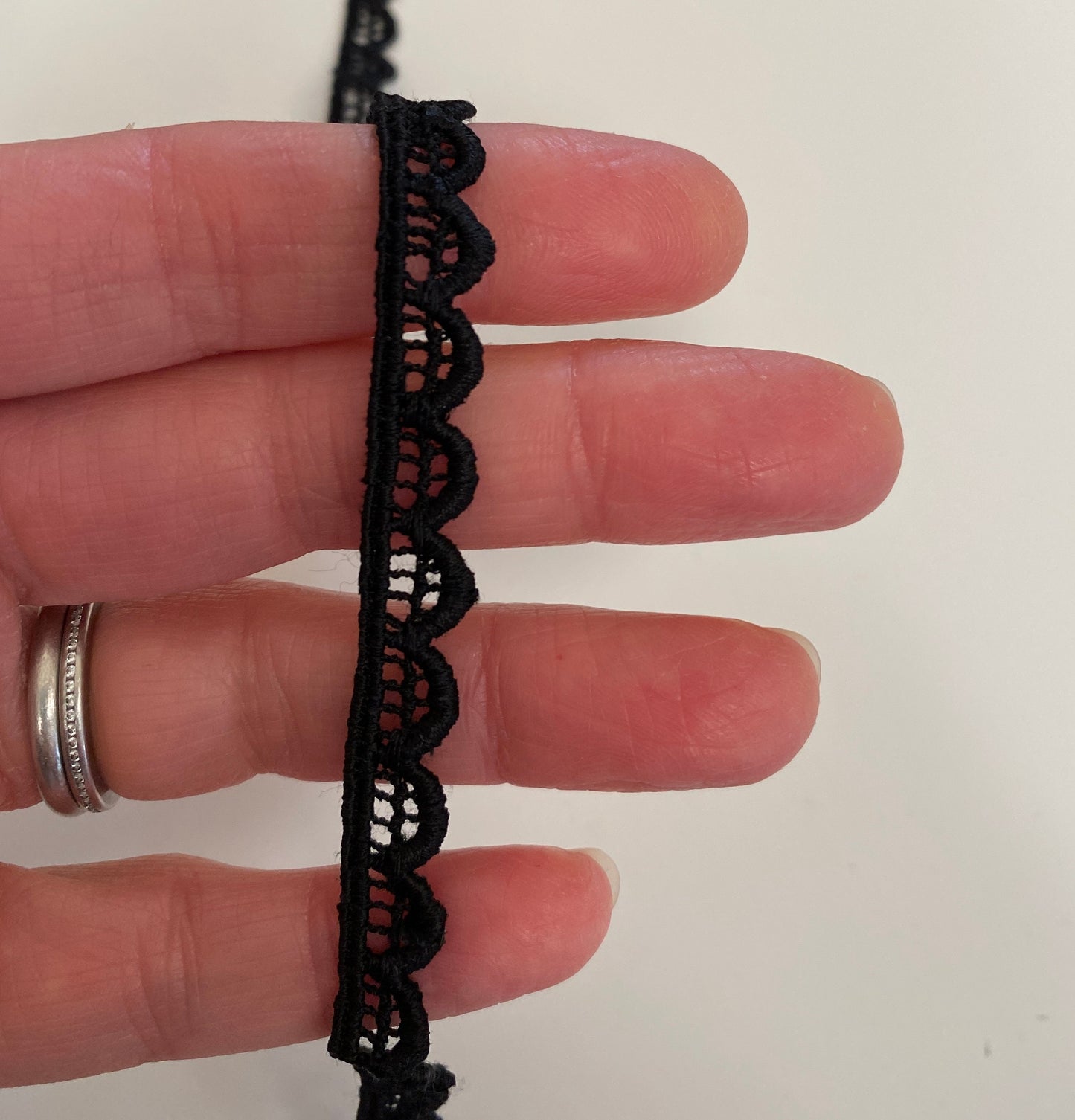 Tudor style black edging scallop lace for Renaissance or Elizabethan reenactment, 3/8" (10mm) - sold by the half yard
