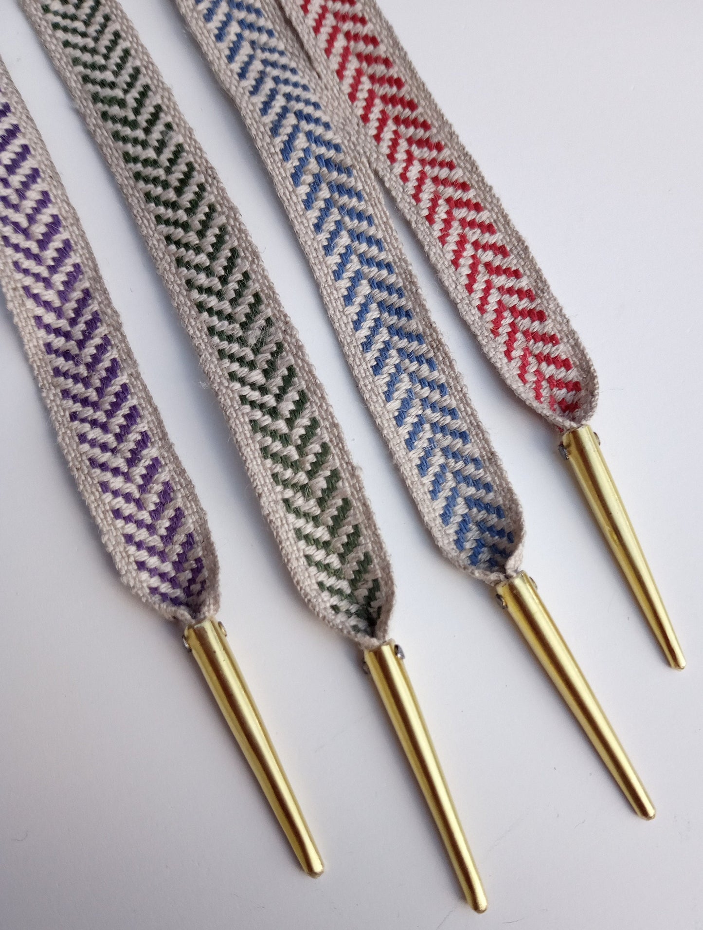 100% linen ribbon lace with aiglets for bodices and corsets for reenactment or fancy dress - available in various colours