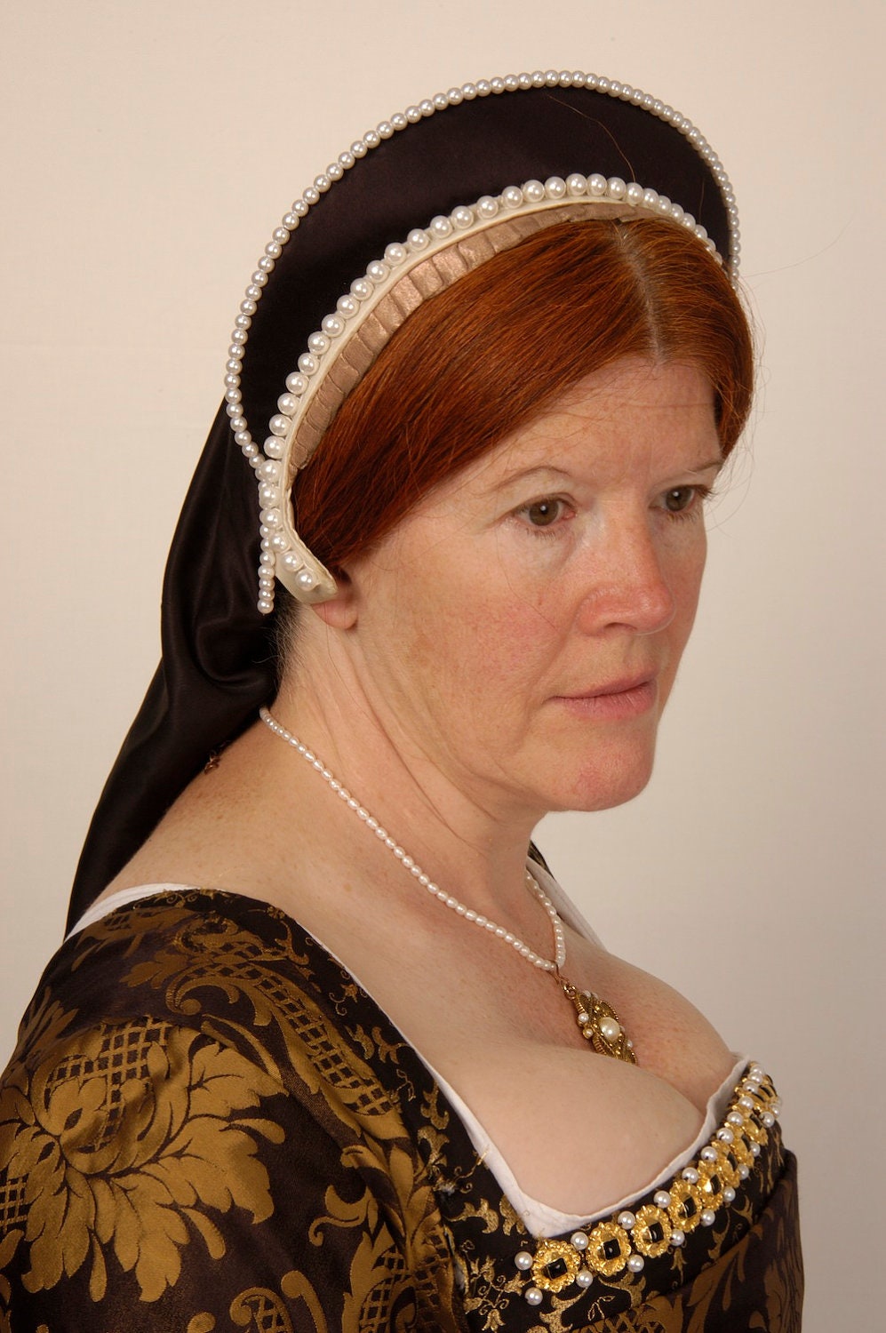 Pattern for Tudor woman's French hood with variations