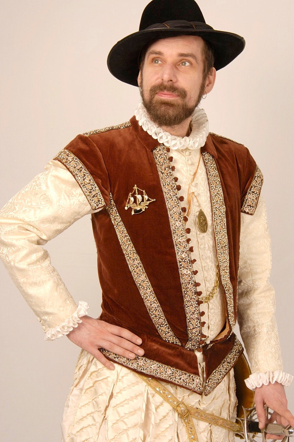 Pattern for late Elizabethan man's trunk hose