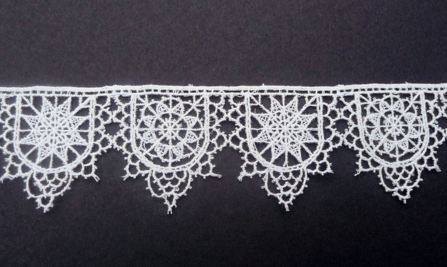 Tudor style Schole-House lace for Renaissance or Elizabethan reenactment, 1 3/4" (45mm) - sold by the half yard