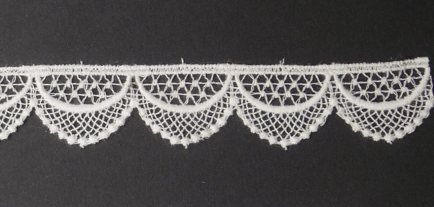 Tudor style shallow scallop lace for Renaissance or Elizabethan reenactment, 3/4" (19mm) - sold by the half yard
