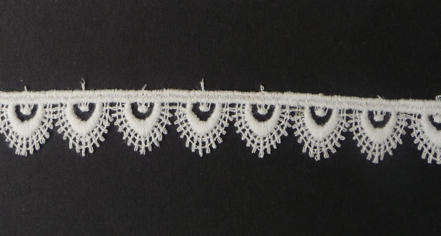 Tudor style small pointed scallop lace for Renaissance or Elizabethan reenactment, 5/8" (15mm) - sold by the half yard