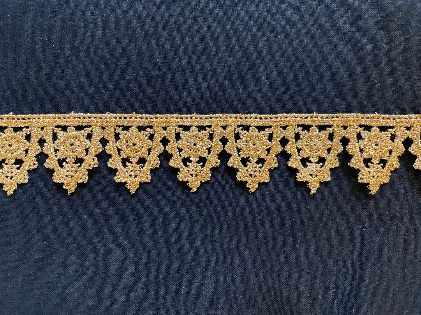 Tudor style bright gold pointed scallop lace for Renaissance or Elizabethan reenactment, 1 1/4" (32mm) - sold by the half yard