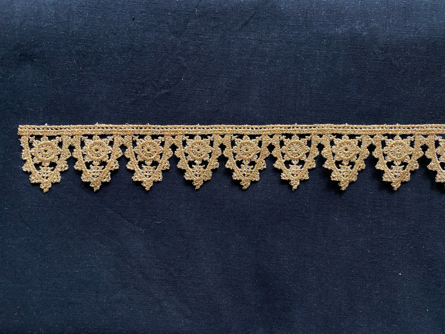 Tudor style bright gold pointed scallop lace for Renaissance or Elizabethan reenactment, 1 1/4" (32mm) - sold by the half yard