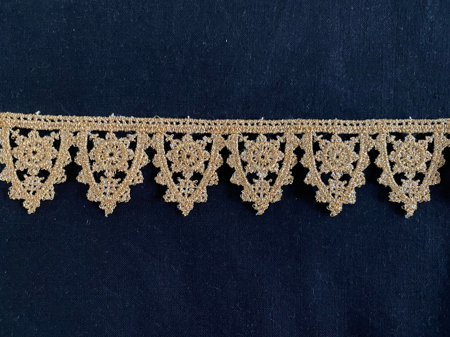 Tudor style bright gold pointed scallop lace for Renaissance or Elizabethan reenactment, 1 1/4" (32mm) - sold by the half yard