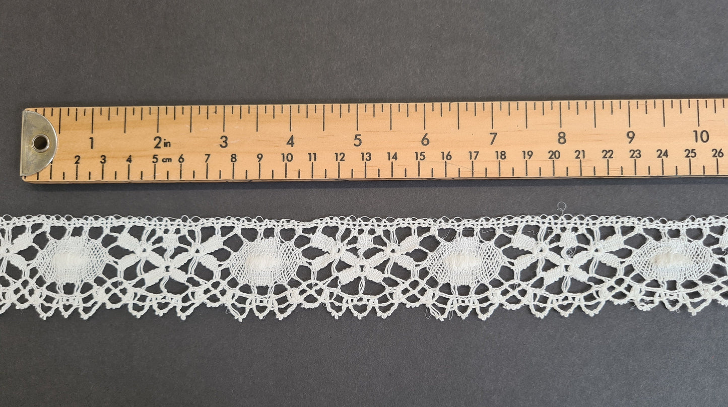 Tudor style Wollaton Nottingham lace for Renaissance or Elizabethan reenactment, 1 5/8" (43mm), made in the UK - sold by the half yard