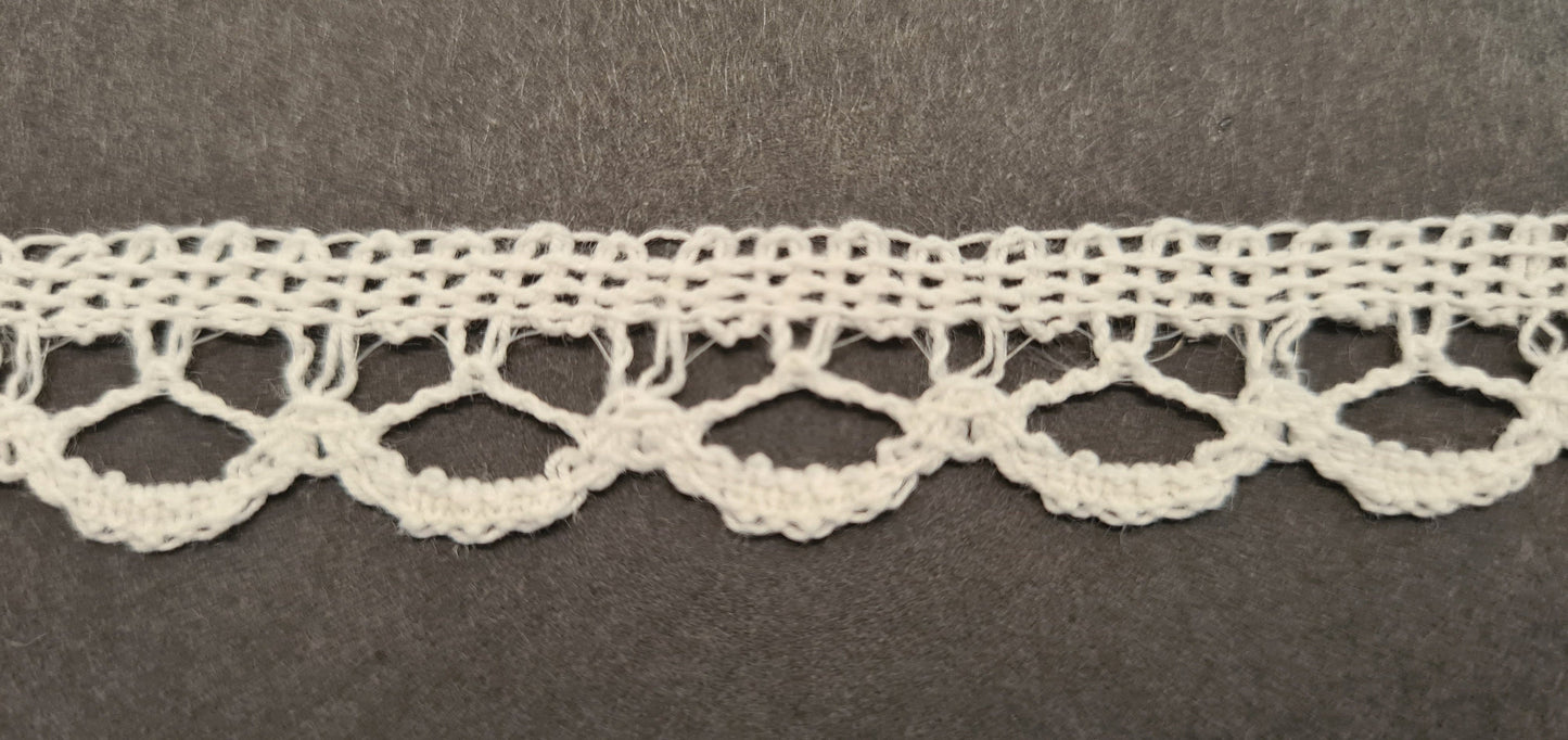 Tudor style Hardwick Nottingham lace for Renaissance or Elizabethan reenactment, 3/4" (20mm), made in the UK - sold by the half yard