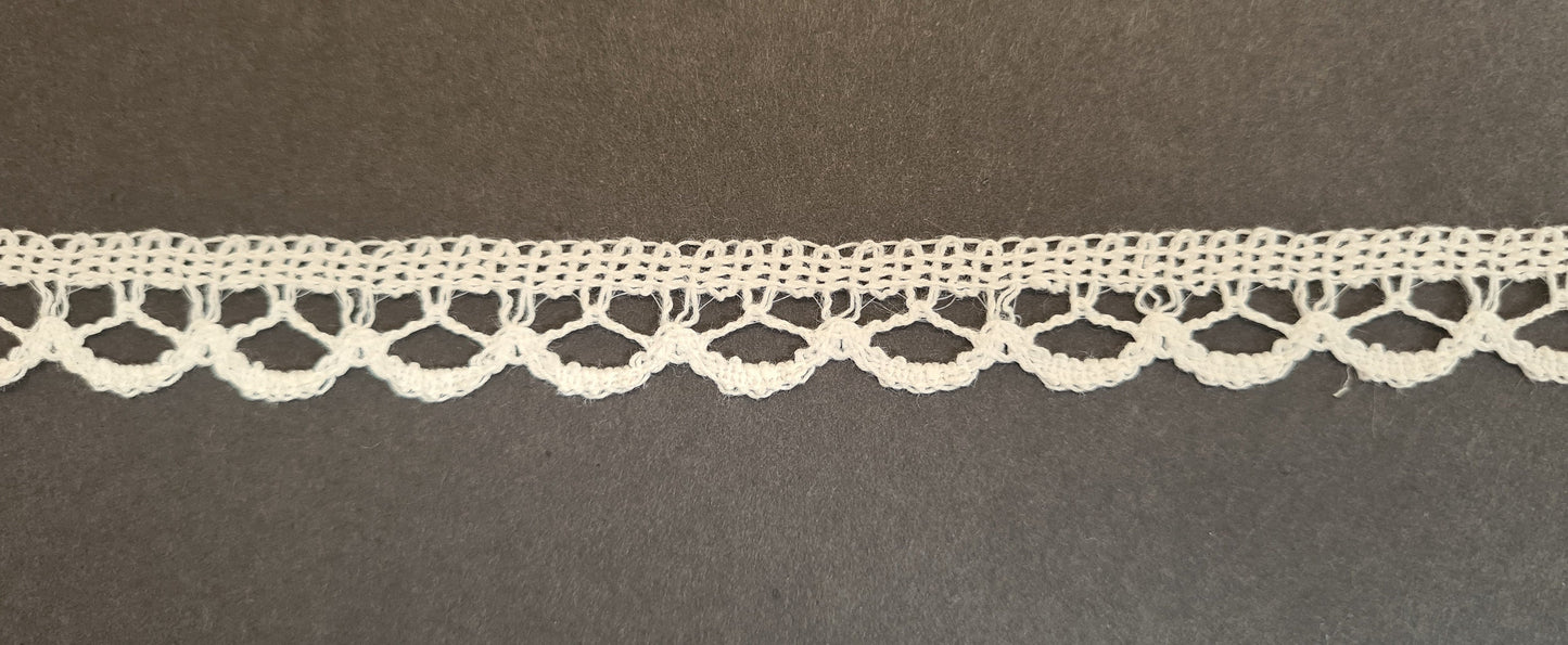 Tudor style Hardwick Nottingham lace for Renaissance or Elizabethan reenactment, 3/4" (20mm), made in the UK - sold by the half yard