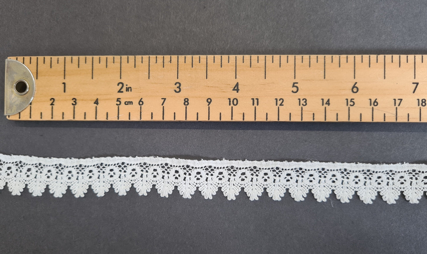 Tudor style Pierrepont Nottingham lace for Renaissance or Elizabethan reenactment, 5/8" (18mm), made in the UK - sold by the half yard