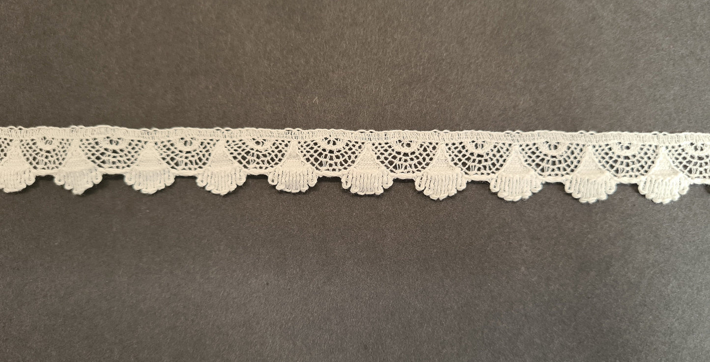 Tudor style Haddon Nottingham lace for Renaissance or Elizabethan reenactment, 5/8" (17mm) wide, made in the UK - sold by the half yard