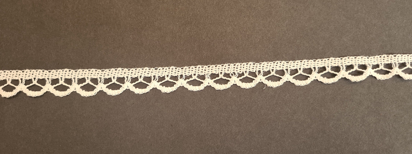 Tudor style Hardwick Nottingham lace for Renaissance or Elizabethan reenactment, 3/4" (20mm), made in the UK - sold by the half yard