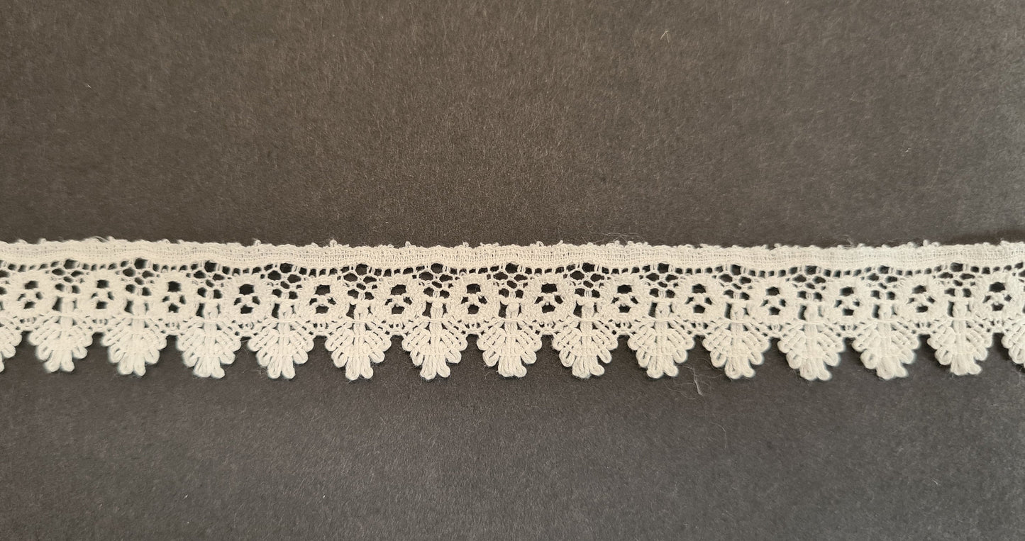 Tudor style Pierrepont Nottingham lace for Renaissance or Elizabethan reenactment, 5/8" (18mm), made in the UK - sold by the half yard