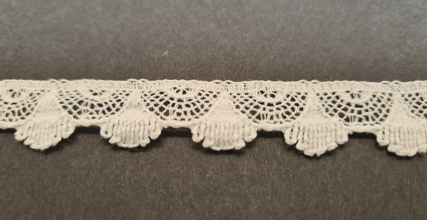 Tudor style Haddon Nottingham lace for Renaissance or Elizabethan reenactment, 5/8" (17mm) wide, made in the UK - sold by the half yard