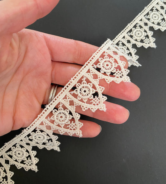 4 yards of Tudor style pointed scallop lace - enough for a ruff for Elizabethan or Renaissance reenactment, 1 1/4" (32mm)