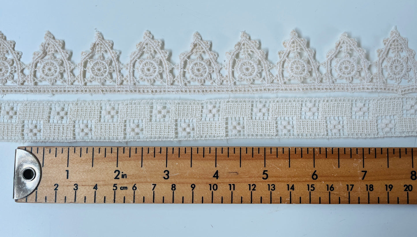 Tudor style pointed scallop lace for Renaissance or Elizabethan reenactment, 1 1/4" (32mm) - sold by the half yard