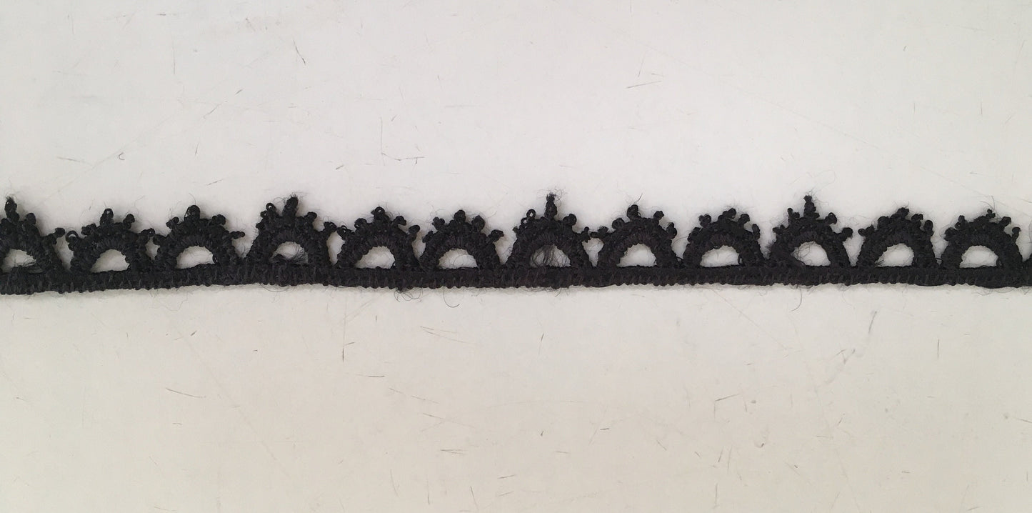 Tudor style edging scallop lace for Renaissance or Elizabethan reenactment, 3/8" (10mm) - sold by the half yard