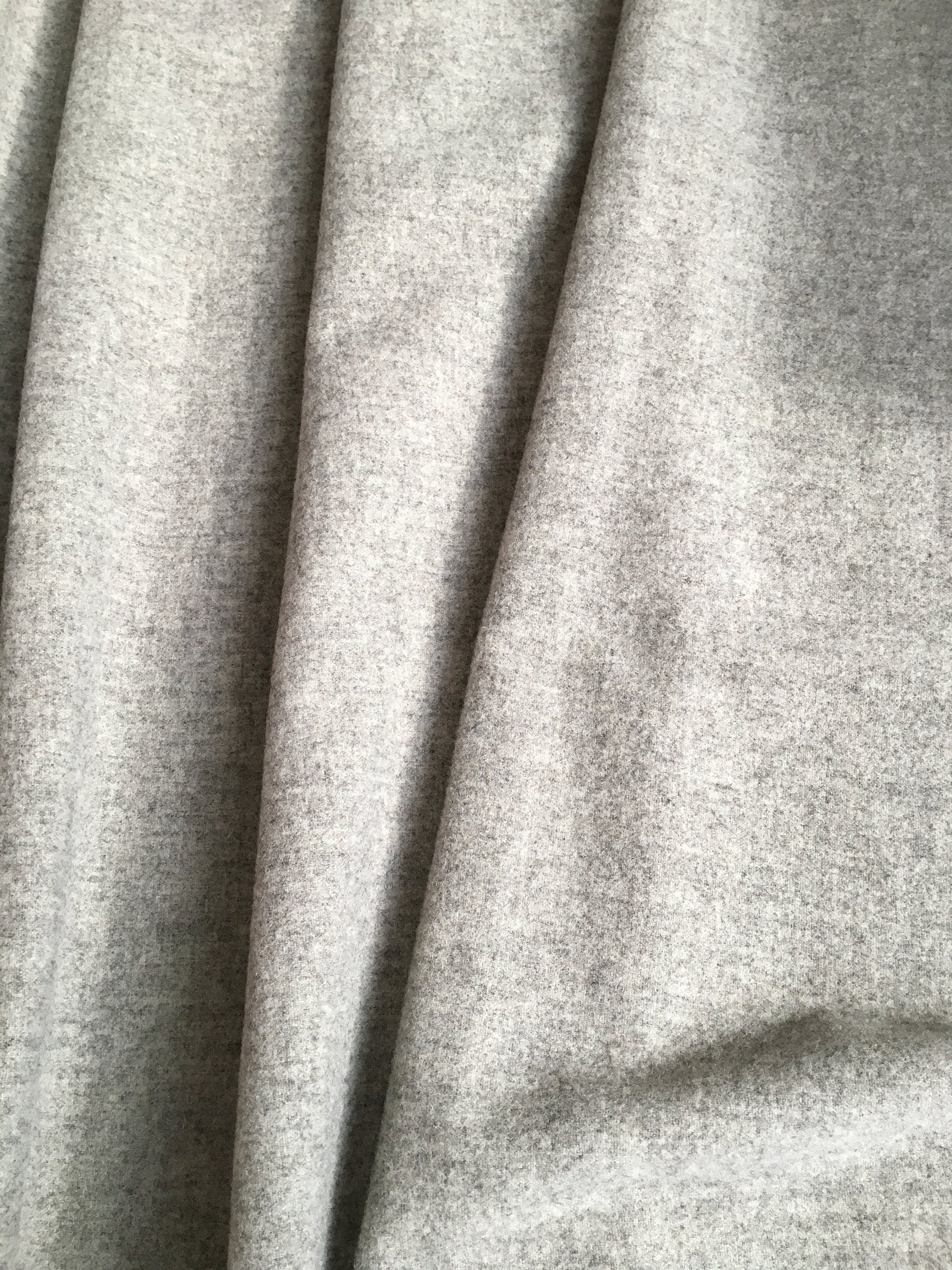Light grey Tudor 'russet' style plain weave woollen cloth - fabric sol ...