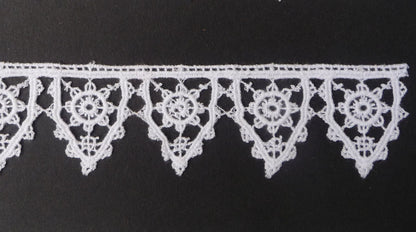 Tudor style pointed scallop lace for Renaissance or Elizabethan reenactment, 1 1/4" (32mm) - sold by the half yard