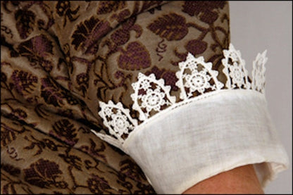 Tudor style pointed scallop lace for Renaissance or Elizabethan reenactment, 1 1/4" (32mm) - sold by the half yard