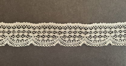 Tudor style Newstead Nottingham lace for Renaissance or Elizabethan reenactment, 1 1/8" (27mm), made in the UK - sold by the half yard