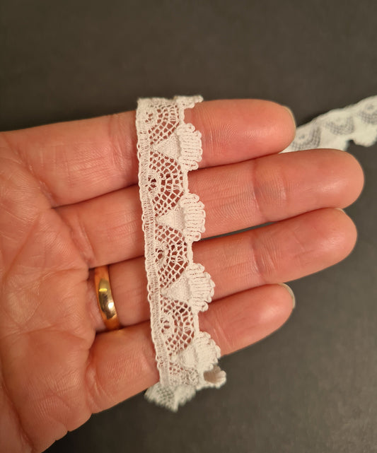 Tudor style Haddon Nottingham lace for Renaissance or Elizabethan reenactment, 5/8" (17mm) wide, made in the UK - sold by the half yard