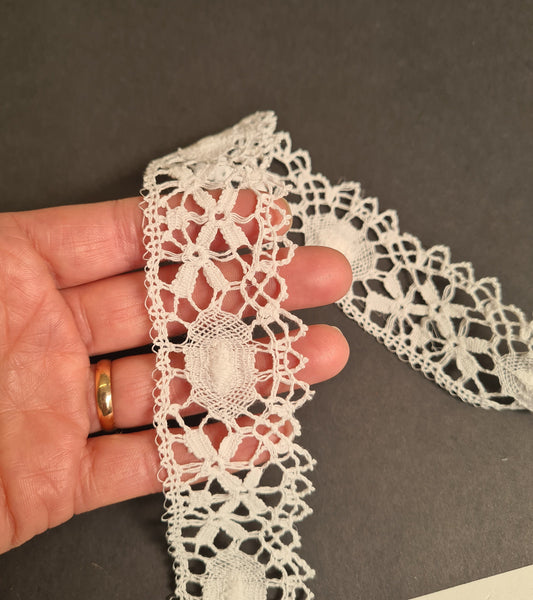 Tudor style Wollaton Nottingham lace for Renaissance or Elizabethan reenactment, 1 5/8" (43mm), made in the UK - sold by the half yard