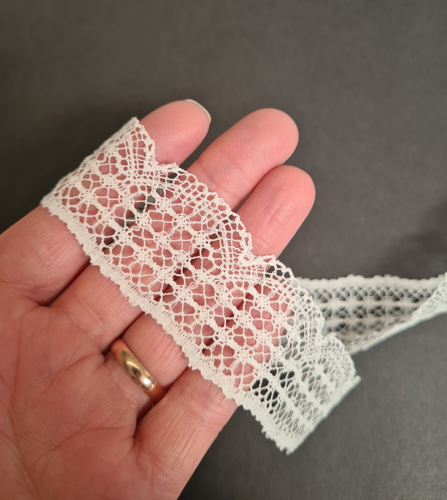 Tudor style Newstead Nottingham lace for Renaissance or Elizabethan reenactment, 1 1/8" (27mm), made in the UK - sold by the half yard