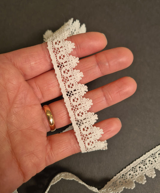 Tudor style Pierrepont Nottingham lace for Renaissance or Elizabethan reenactment, 5/8" (18mm), made in the UK - sold by the half yard