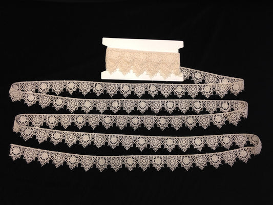 4 yards of Tudor style Schole-House lace - enough for a ruff for Elizabethan or Renaissance reenactment, 1 3/4" (45mm)